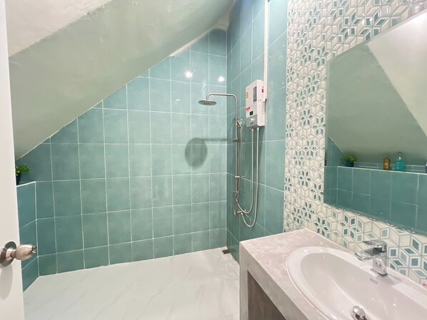 A bathroom with a bathtub, a shower, and a sink. - Kuan Mapraw Villa 1 (Phatthalung)