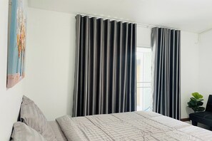 Værelse | 3 soveværelser, skrivebord, mørklægningsgardiner, strygejern/strygebræt