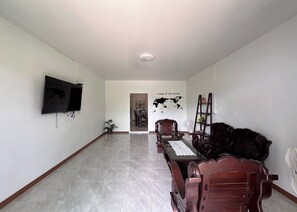 3 Bedrooms House | Zona de estar | Smart TV de 32 pulgadas con canales por satélite