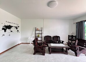 3 Bedrooms House | Living area | 32-inch Smart TV with satellite channels - Kuan Mapraw Villa 3 (Phatthalung)