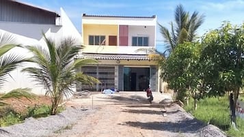 Vista frontal de la propiedad