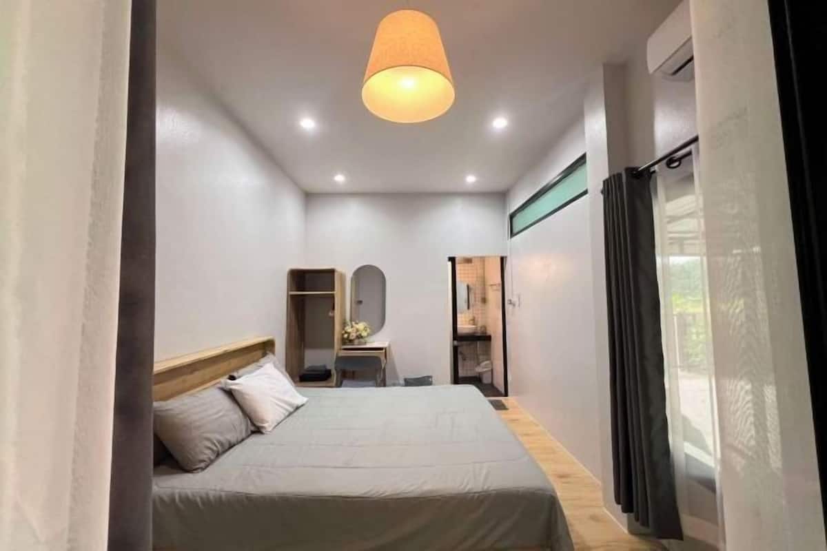 2 habitaciones, minibar, escritorio y cortinas blackout