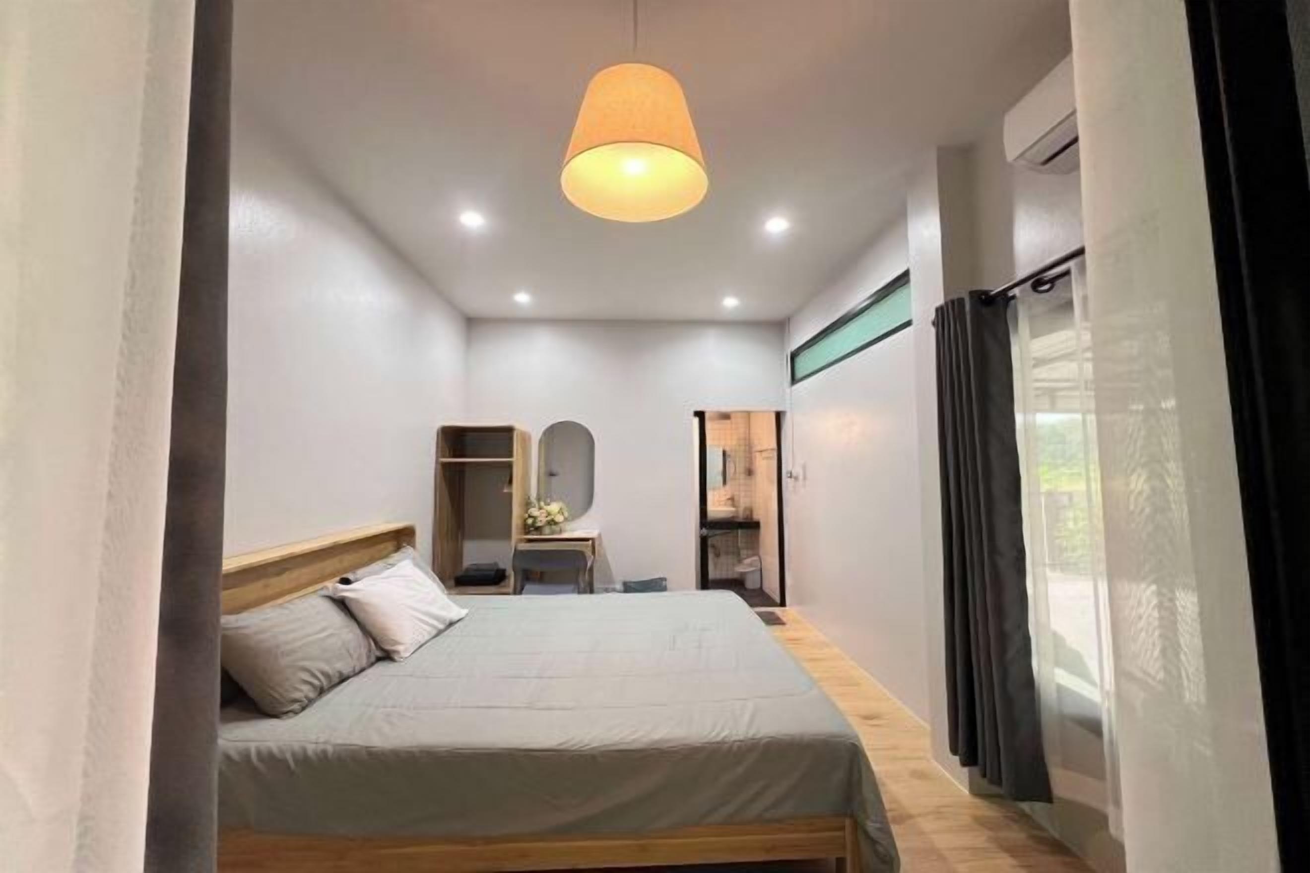 2 habitaciones, minibar, escritorio y cortinas blackout 