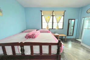 Un dormitorio con una cama individual, una mesita de noche, un espejo y una ventana con cortinas.