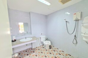 Un baño con lavabo, inodoro y ducha.