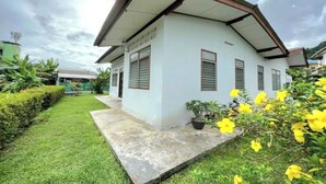 A single-story building with a sloped roof and a small porch area. - Baan Bonsuan Hill Guesthouse (Kathu)