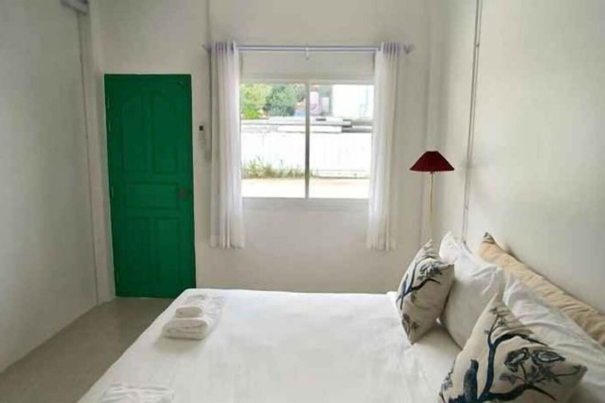 Desk, free WiFi, bed sheets