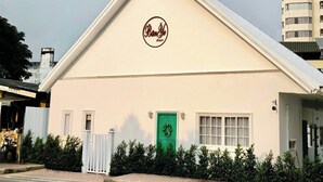 Un bâtiment doté d’un toit triangulaire et d’une enseigne sur laquelle on peut lire « Brindisi ».