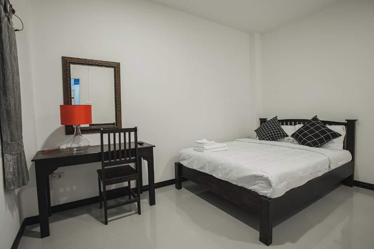 Standard Room | Desk, iron/ironing board, free WiFi, bed sheets