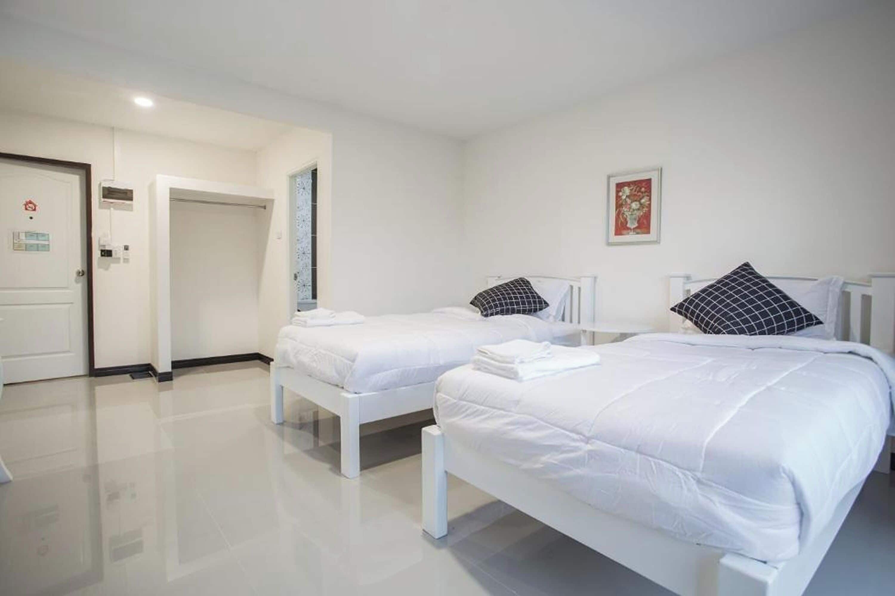 Deluxe Twin Room | Desk, iron/ironing board, free WiFi, bed sheets