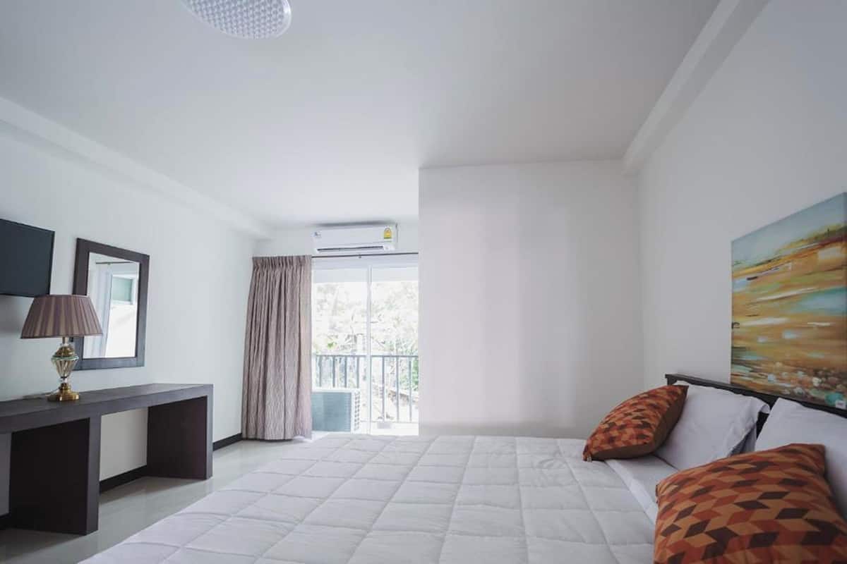 Superior Room | Desk, iron/ironing board, free WiFi, bed sheets