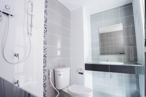 Shower, rainfall showerhead, free toiletries, towels - Banjan Stay (Udon Thani)