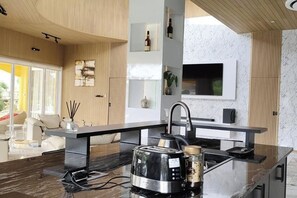 Vila, 2 quartos | Cozinha americana privada | Geladeira, micro-ondas, chaleira elétrica