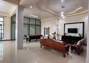 32-inch LCD TV with cable channels - Panya Villa Satun (La-ngu)