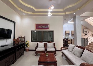 32-inch LCD TV with cable channels - Panya Villa Satun (La-ngu)