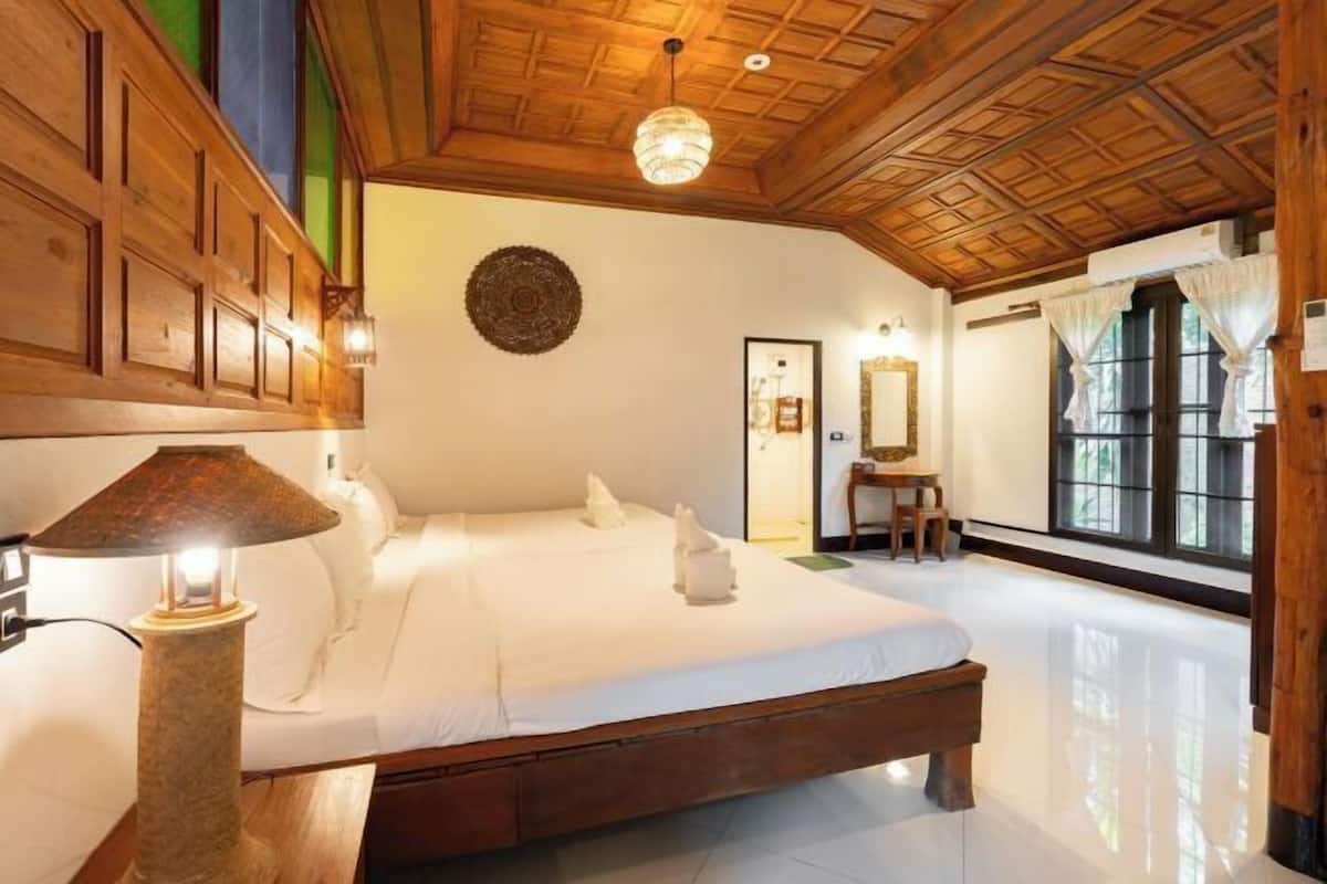 Escritorio, camas extra, wifi gratis y ropa de cama