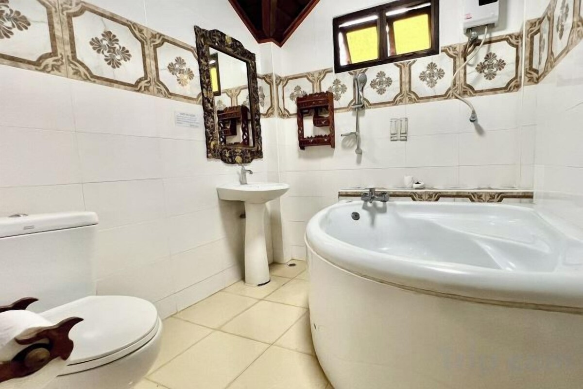Bathroom | Free toiletries, hair dryer, towels