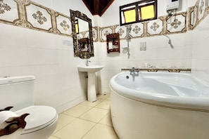 Suite | Badkamer | Gratis toiletartikelen, een haardroger, handdoeken