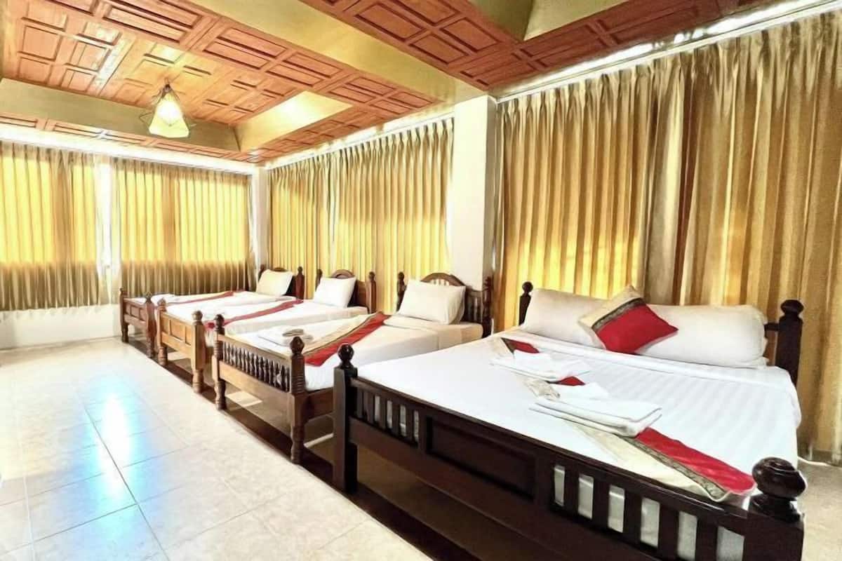 Escritorio, camas extra, wifi gratis y ropa de cama