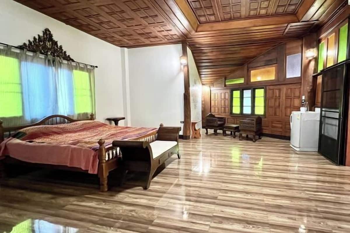Escritorio, camas extra, wifi gratis y ropa de cama