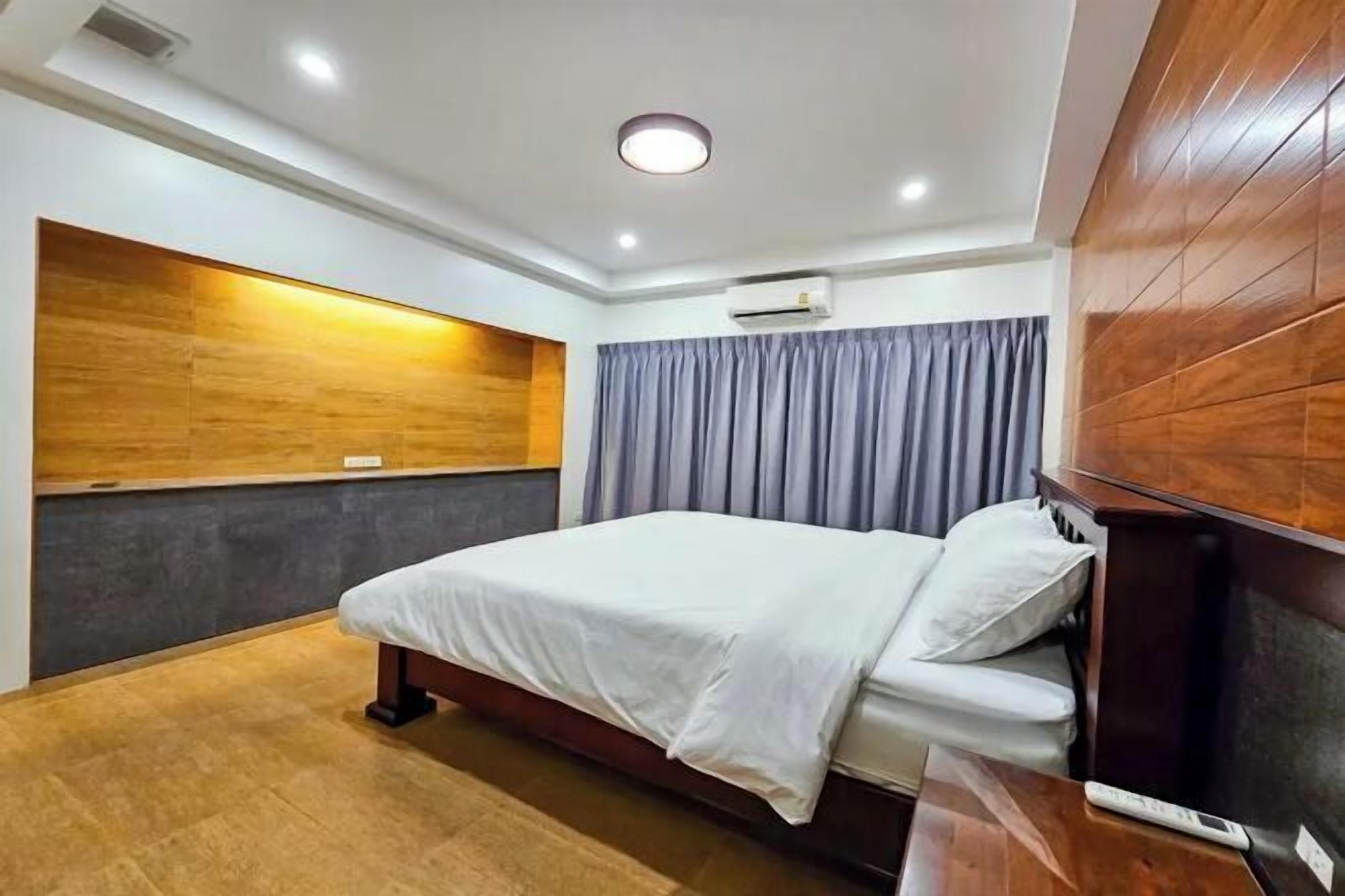 1 bedroom, minibar, desk, soundproofing