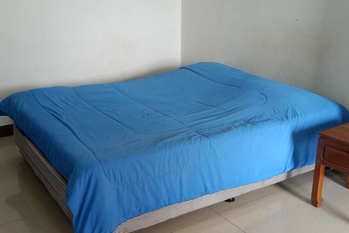 Desk, WiFi (free), bed sheets