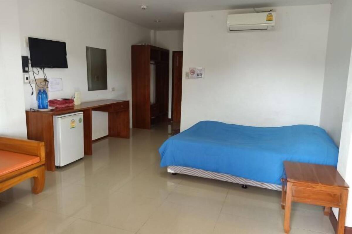 Escritorio, wifi gratis, ropa de cama