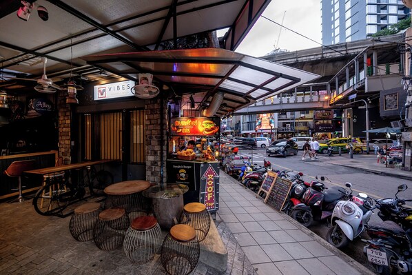 Exterior - Vibes Hostel Bangkok (Bangkok)