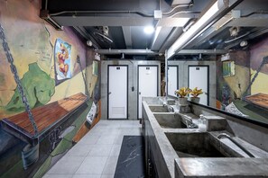 Shower, rainfall showerhead, free toiletries, towels - Vibes Hostel Bangkok (Bangkok)