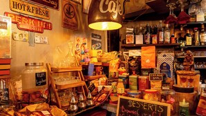 Un bar proposant une variété de boissons et de desserts, notamment du rhum, du thé et des brownies.