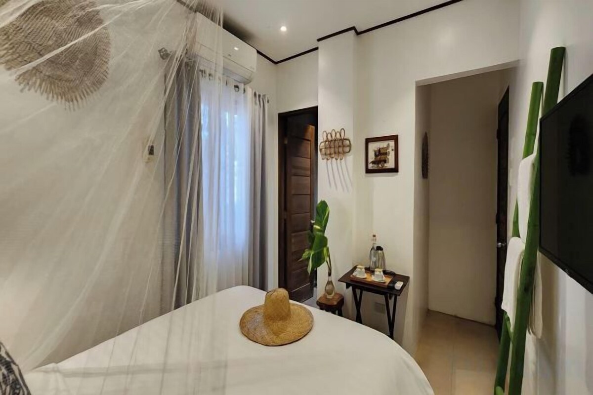 Desk, iron/ironing board (on request), WiFi (free), bed sheets