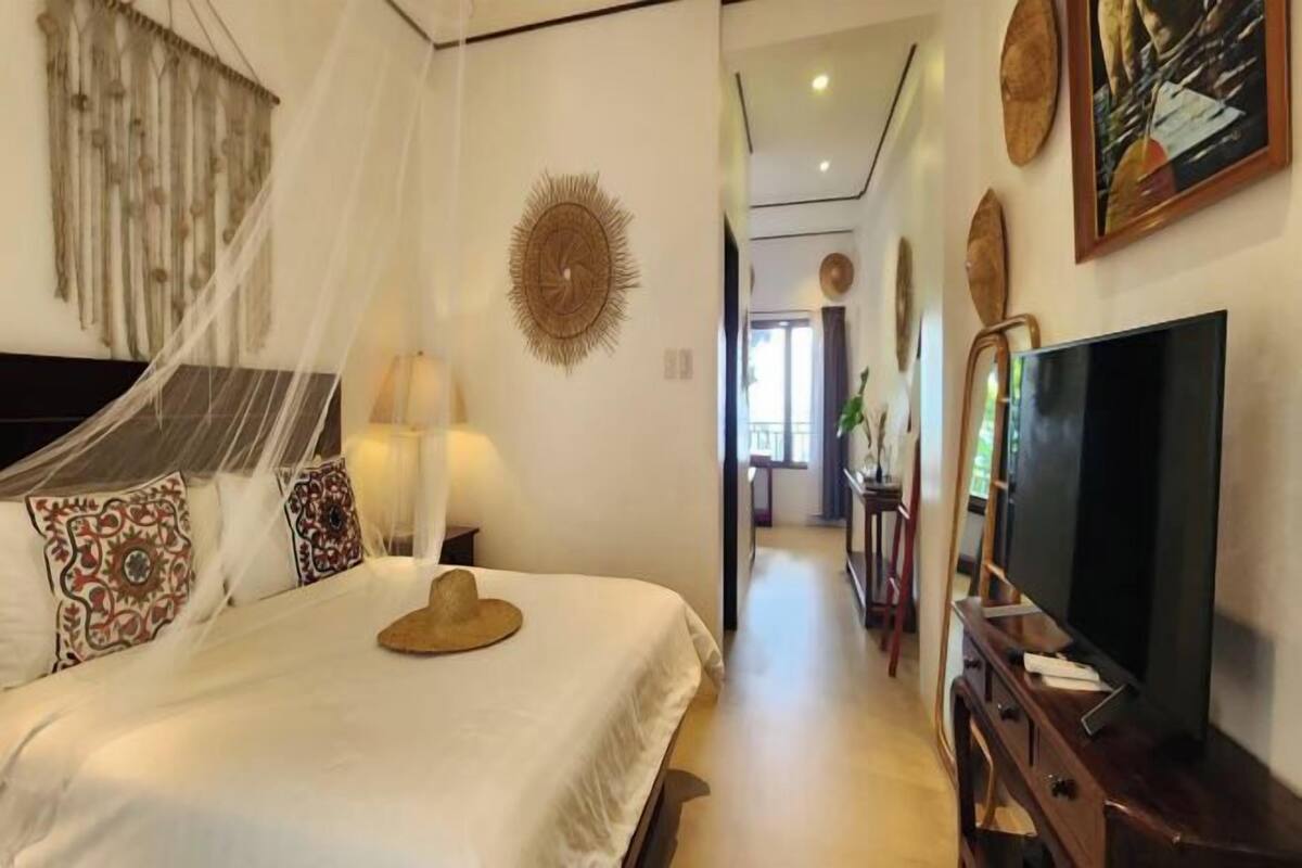 Desk, iron/ironing board (on request), WiFi (free), bed sheets