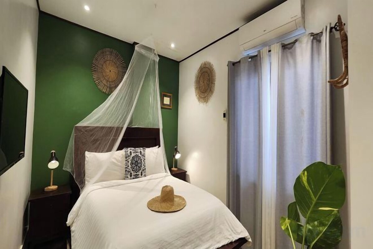 Desk, iron/ironing board (on request), WiFi (free), bed sheets