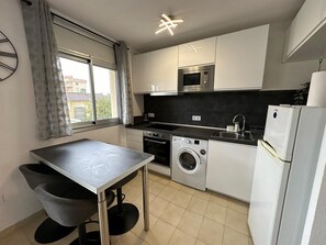 Een koelkast, een microgolfoven, een oven, een vaatwasser