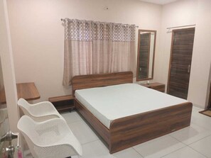 Basic Double Room - Vaatsalya Rooms (Indore)