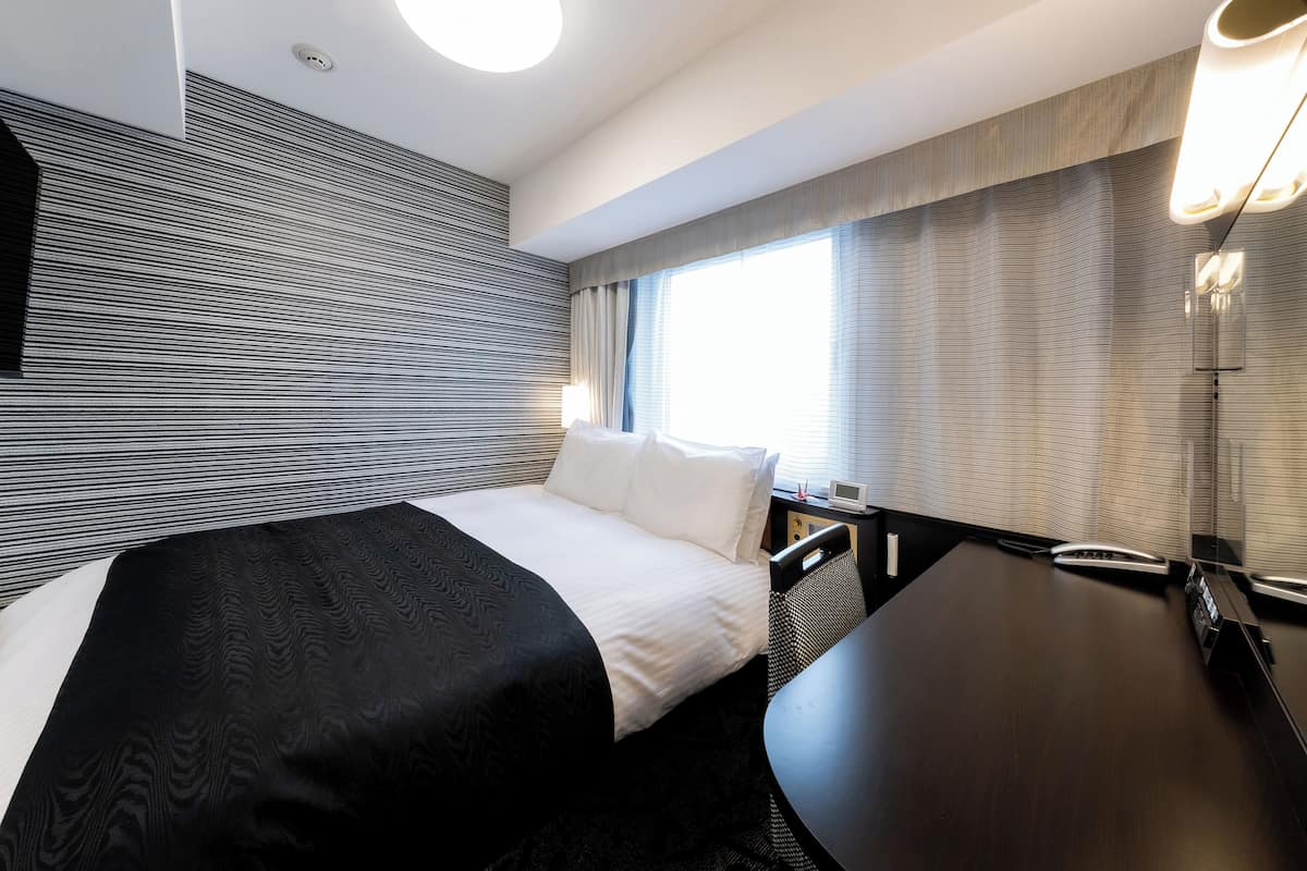Habitación doble estándar, para no fumadores (for 2 Adults) | Edredón, escritorio, cortinas blackout y tabla de planchar con plancha