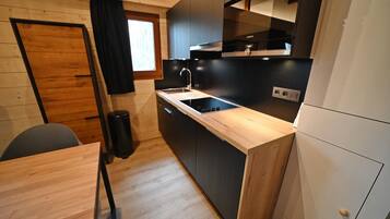 Réfrigérateur, micro-ondes, plaque de cuisson, lave-vaisselle