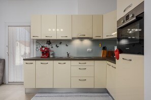 Réfrigérateur, four à micro-ondes, un four, surface de cuisson