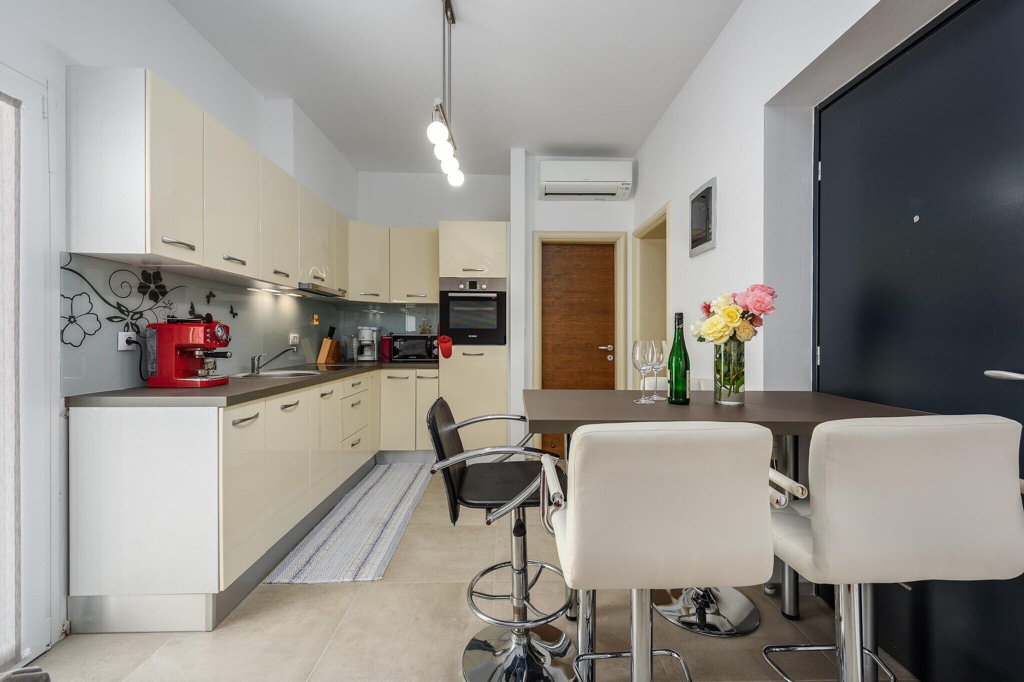 Kühlschrank, Mikrowelle, Ofen, Herdplatte