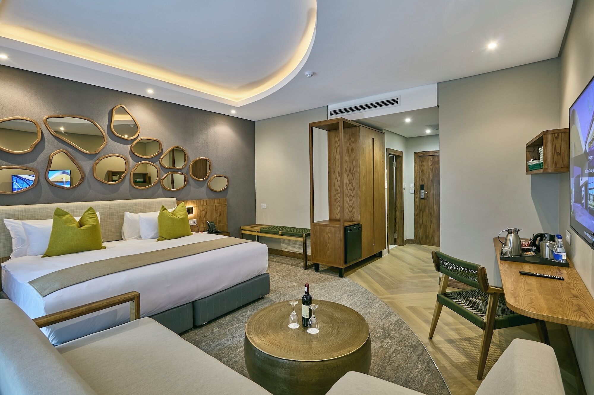 セーフティボックス (室内)、デスク、ノートパソコン用作業スペース、遮光カーテン