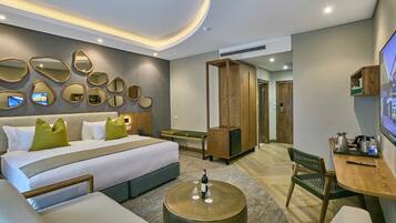 1 Schlafzimmer, Zimmersafe, Schreibtisch, laptopgeeigneter Arbeitsplatz