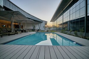 Una piscina al aire libre