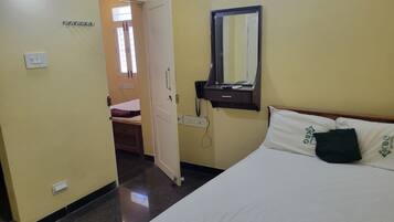 Family Room | Desk, free WiFi, bed sheets