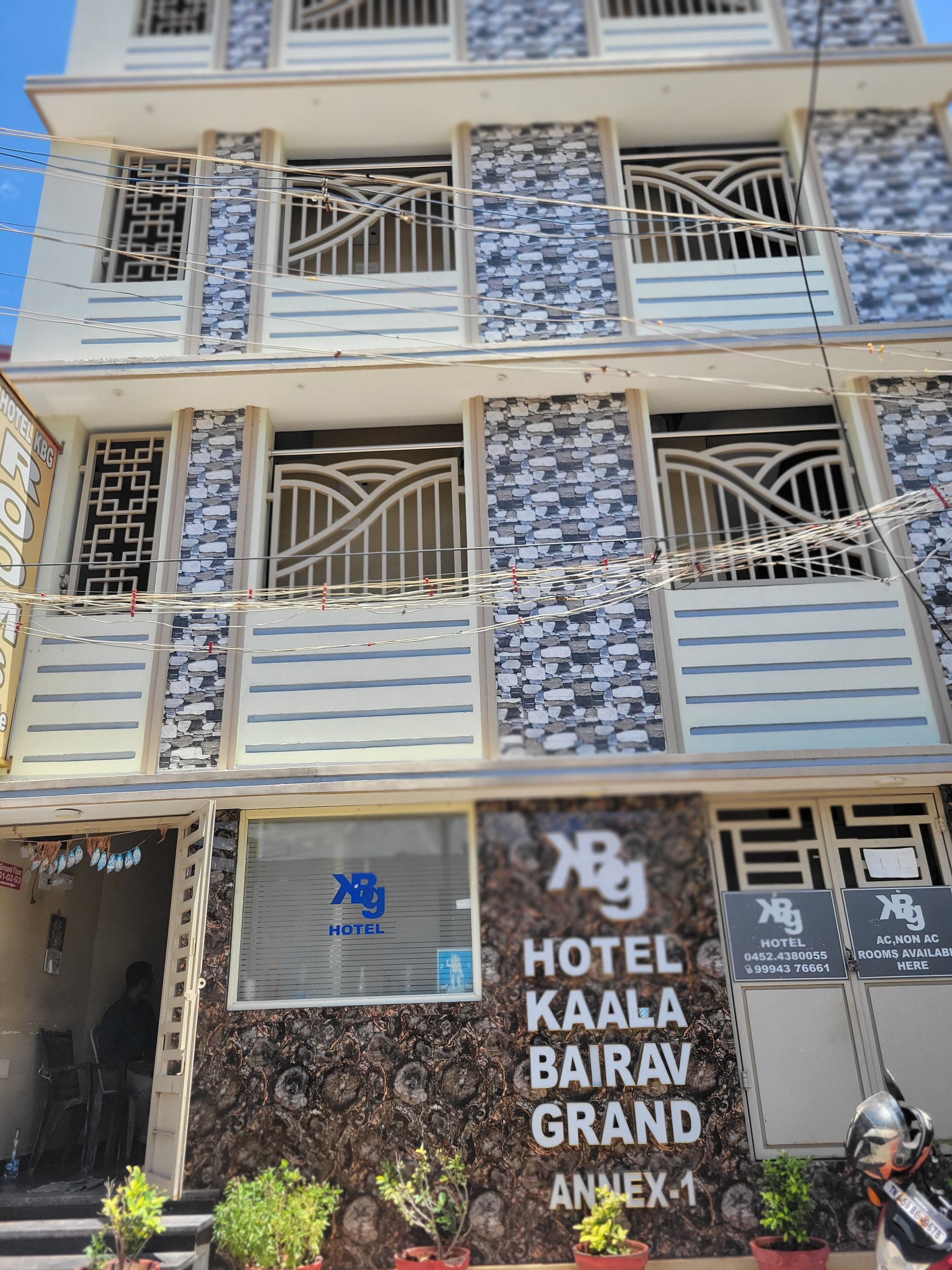 Een meerhoog gebouw met een bord voor Hotel Kaala Bairav Grand.