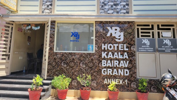 Entrada de un hotel con un cartel que dice 'Hotel Kaala Bairav Grand Annex-1'.