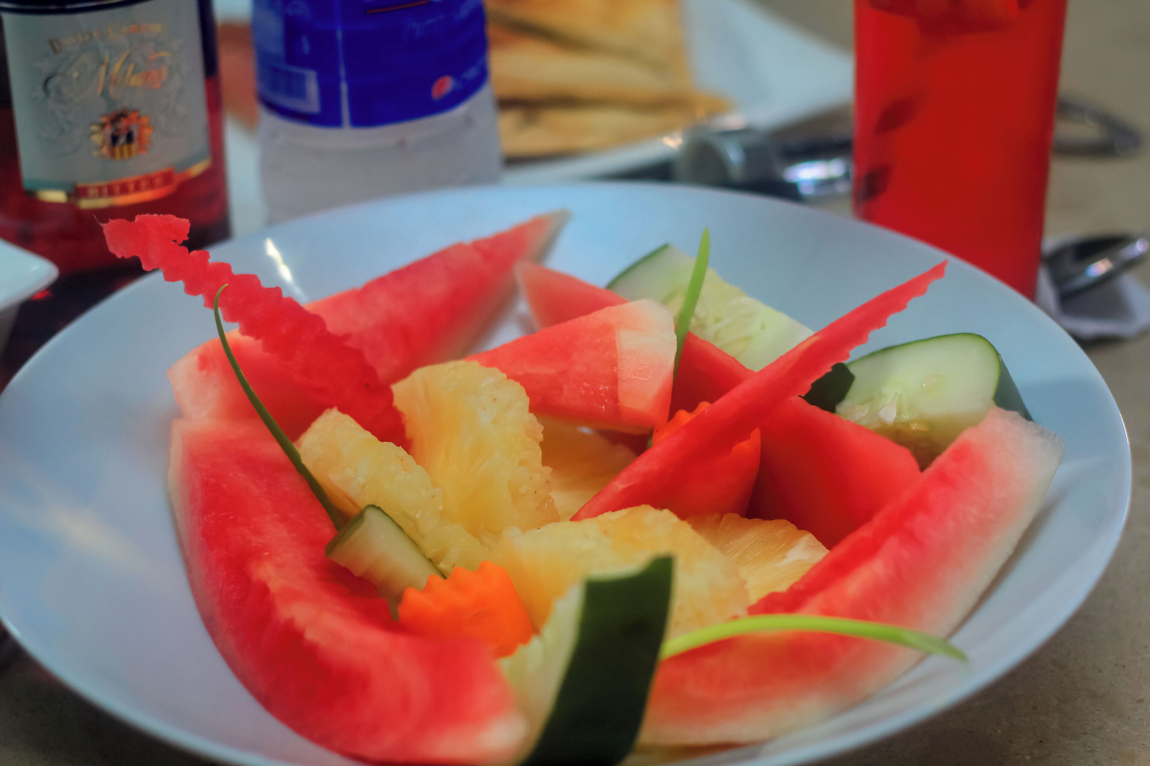 Ein Teller Wassermelonen-, Ananas- und Gurkensalat.