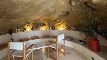 Habitación superior, vistas a la colina (Agua) | Zona de estar