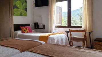 2 bedrooms, desk, iron/ironing board, free WiFi