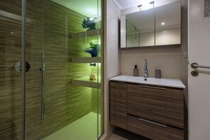 Family Apartment | Bathroom | Shower, rainfall showerhead, free toiletries, hair dryer - Blue Ark Harmony Residence (Nea Smirni)