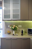 Refrigerador con freezer, microondas, horno, placa de cocina